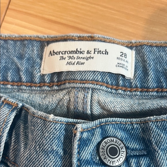 Abercrombie & Fitch 90’s Straight Mid-Rise Jeans - Picture 2 of 5